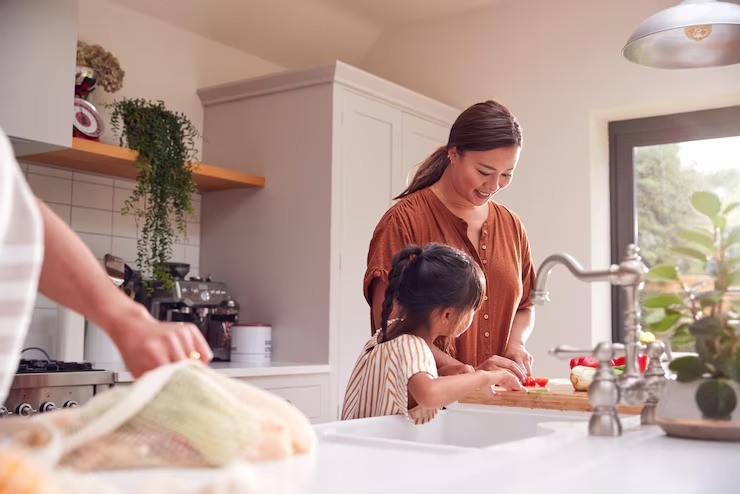 spons cuci piring kotor, bahaya spons dapur, tips menjaga kebersihan dapur, spons microwave, cara membersihkan spons, kesehatan ibu dan anak, tips dapur sehat